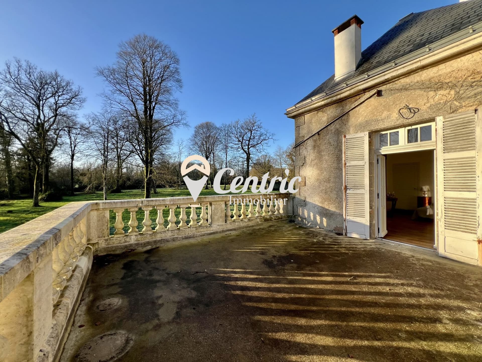 Elegant 19th Century Château With 6 Hectare Park And Horse Stalls 4