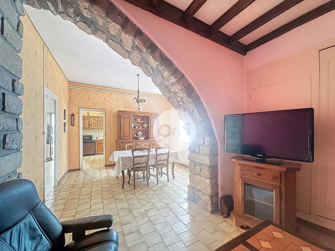 Charming Castle with 3 Bedrooms and Cellar 4