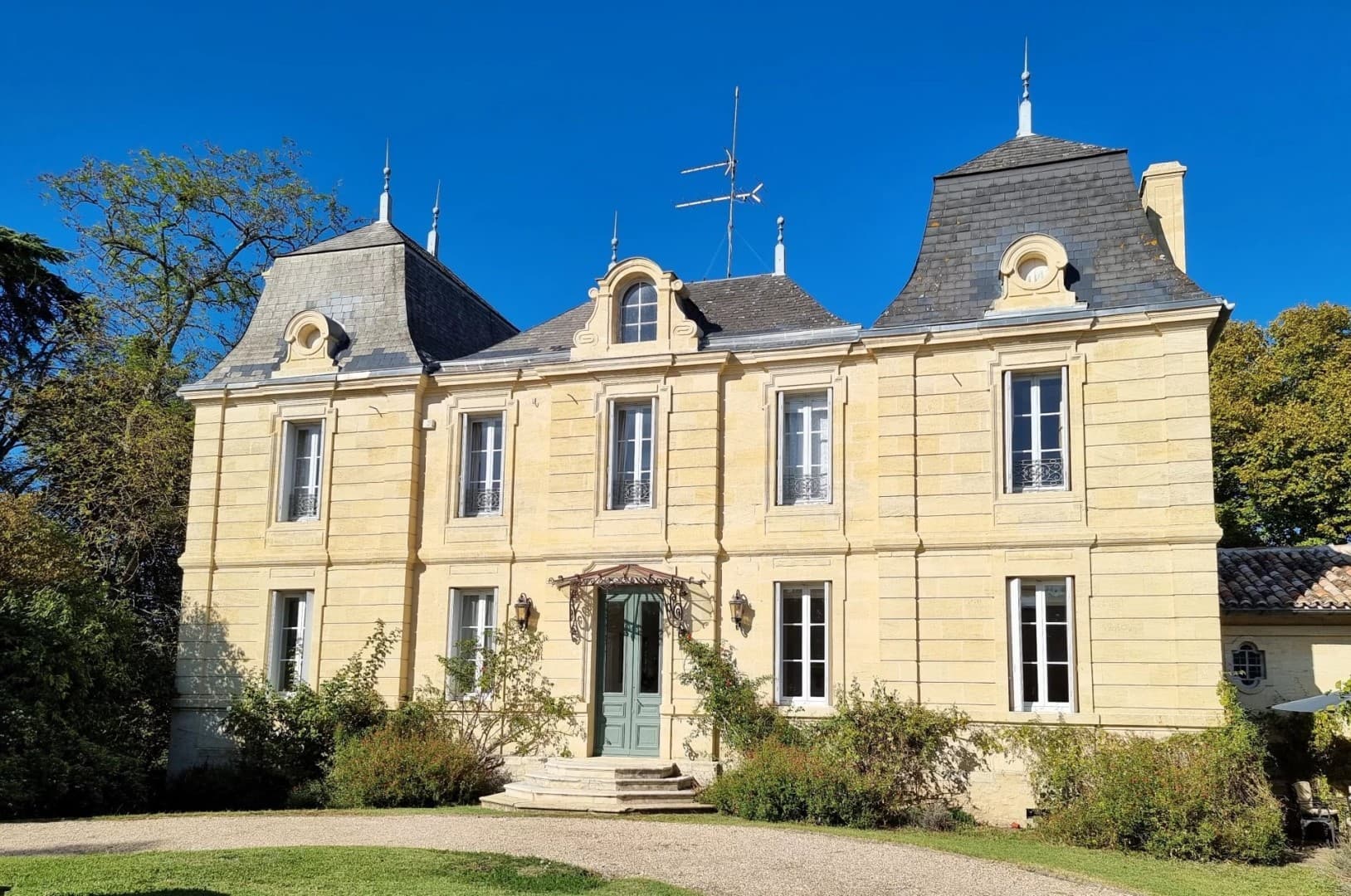 Elegant 19th Century Château With Pool And Gardens — Château for sale in Gironde, France
