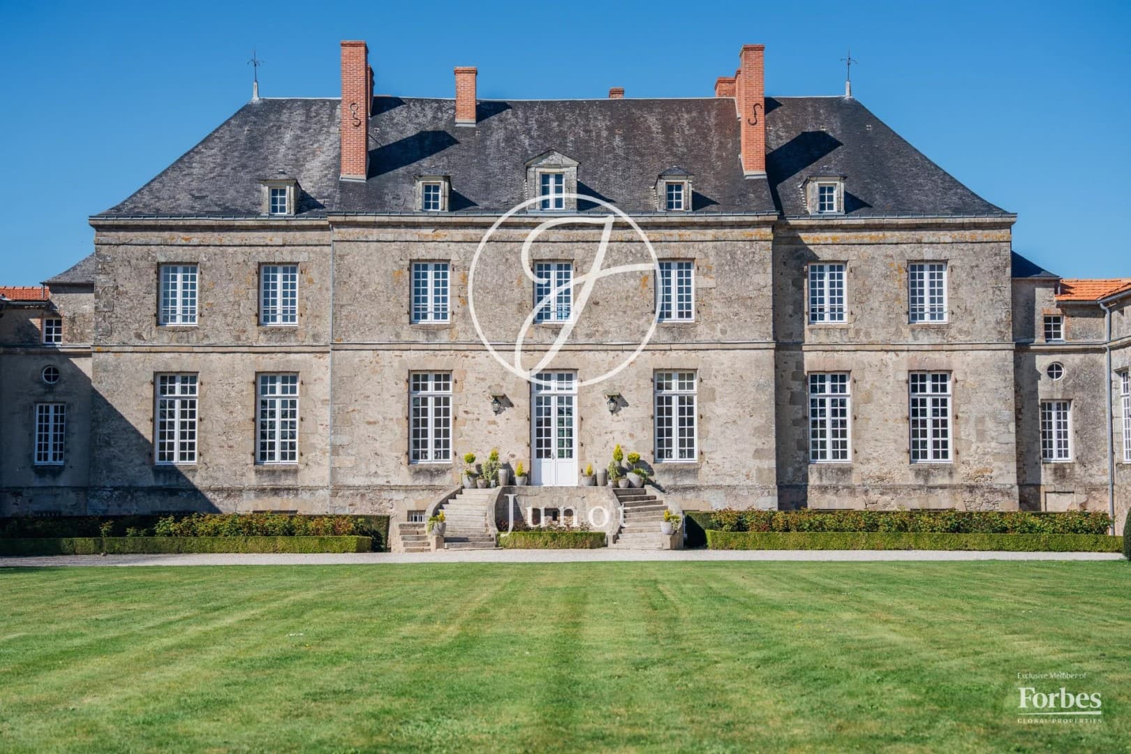 Historic 18th Century Château With Extensive Grounds And Unique Features 3