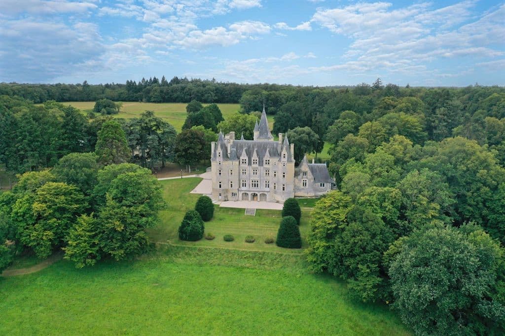 Magnificent Château With Extensive Grounds And Modern Amenities 4