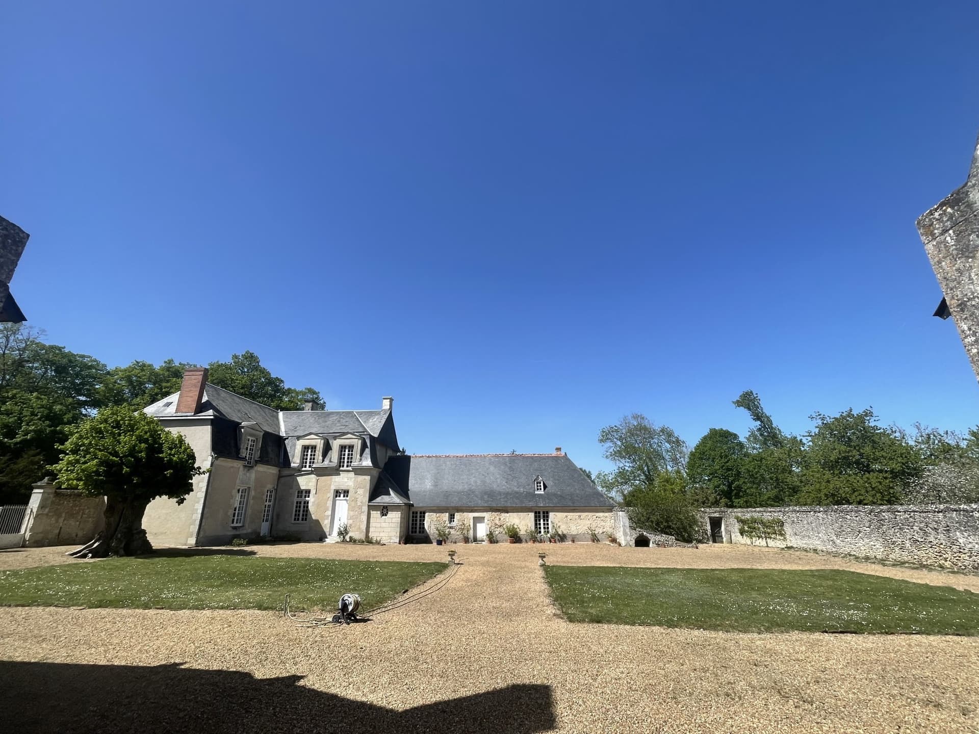 Charming Manor with 8 Bedrooms and Expansive Grounds 2