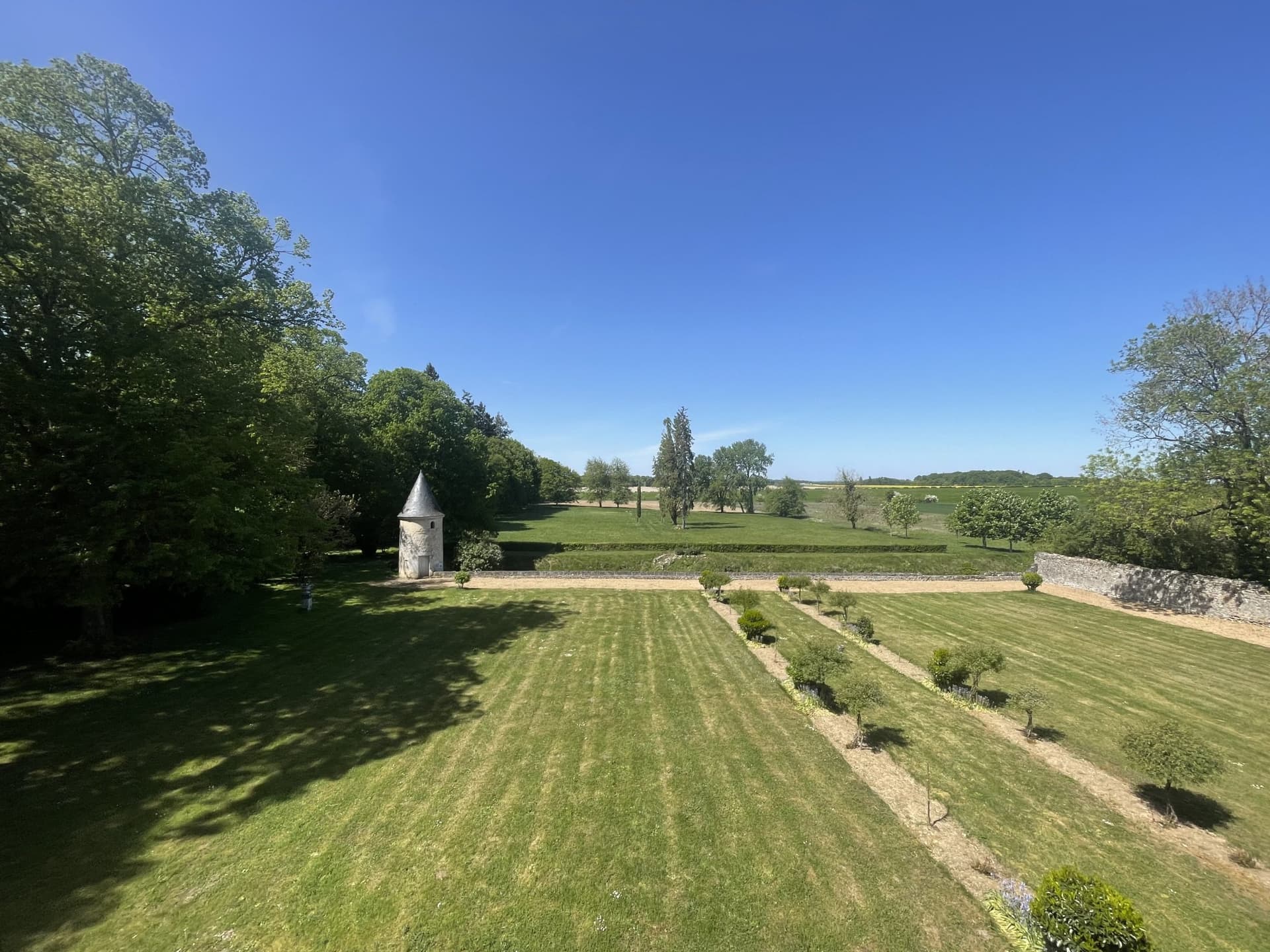 Charming Manor with 8 Bedrooms and Expansive Grounds 3