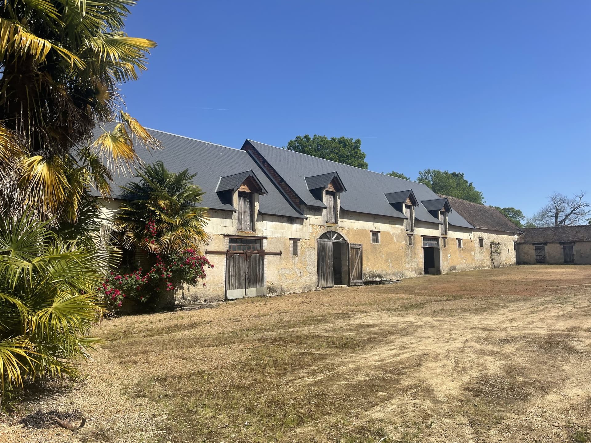 Charming Manor with 8 Bedrooms and Expansive Grounds 4