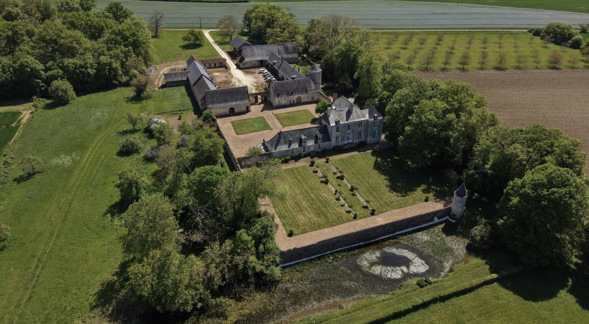 Charming Manor with 8 Bedrooms and Expansive Grounds