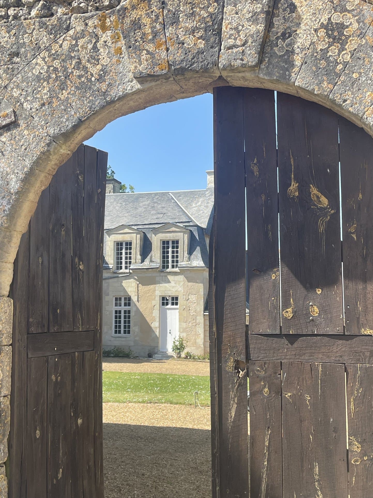 Charming Manor with 8 Bedrooms and Expansive Grounds 5