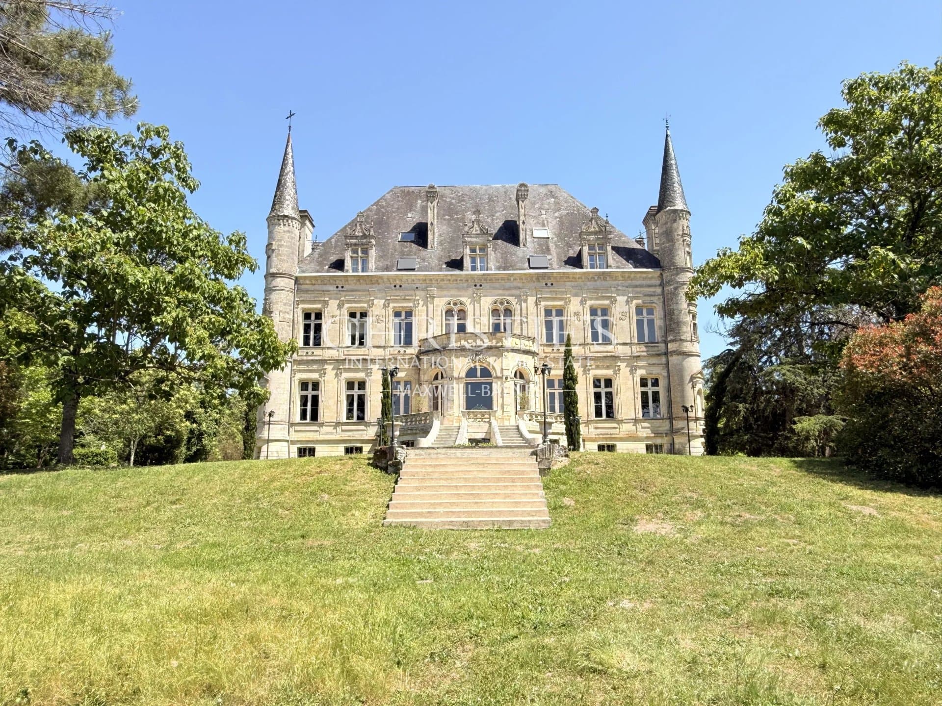 Exceptional Château Estate with Luxury Wedding Business Near Bordeaux 3