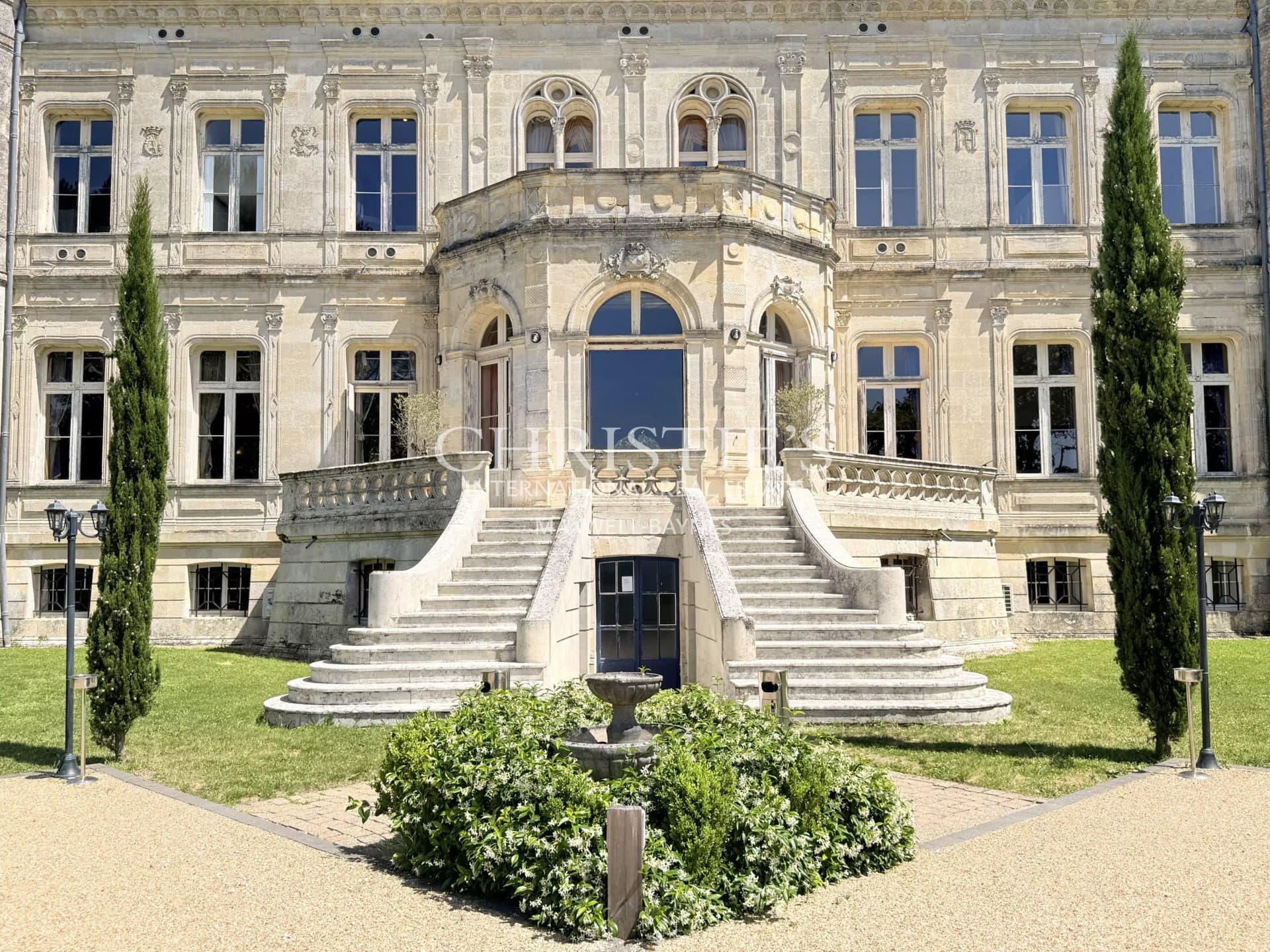 Exceptional Château Estate with Luxury Wedding Business Near Bordeaux 4