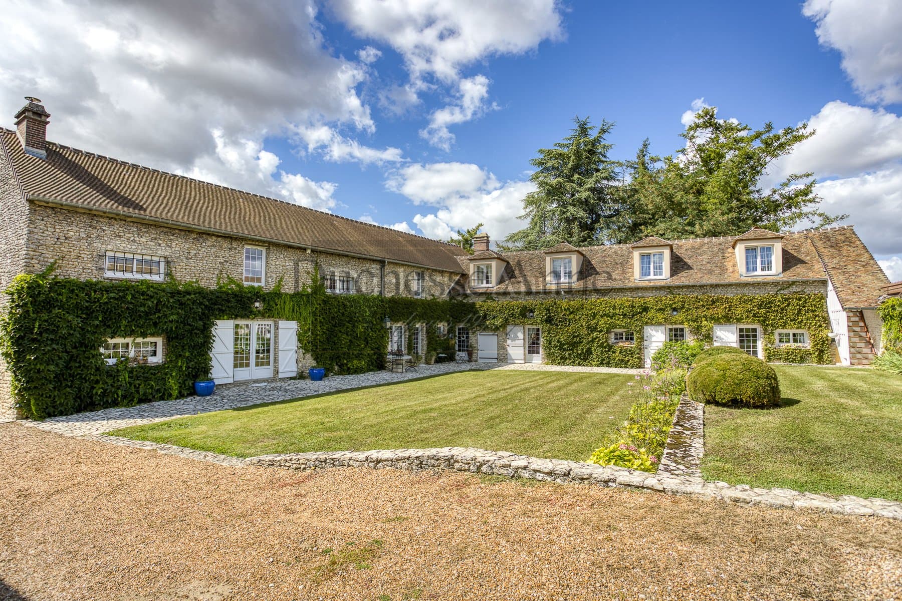 Beautifully Restored Property With Swimming Pool And Barn — in France