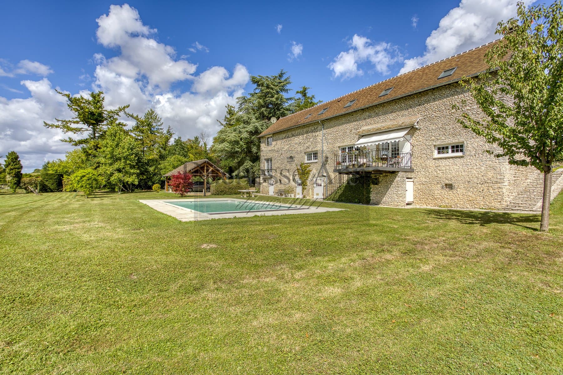 Beautifully Restored Property With Swimming Pool And Barn 3