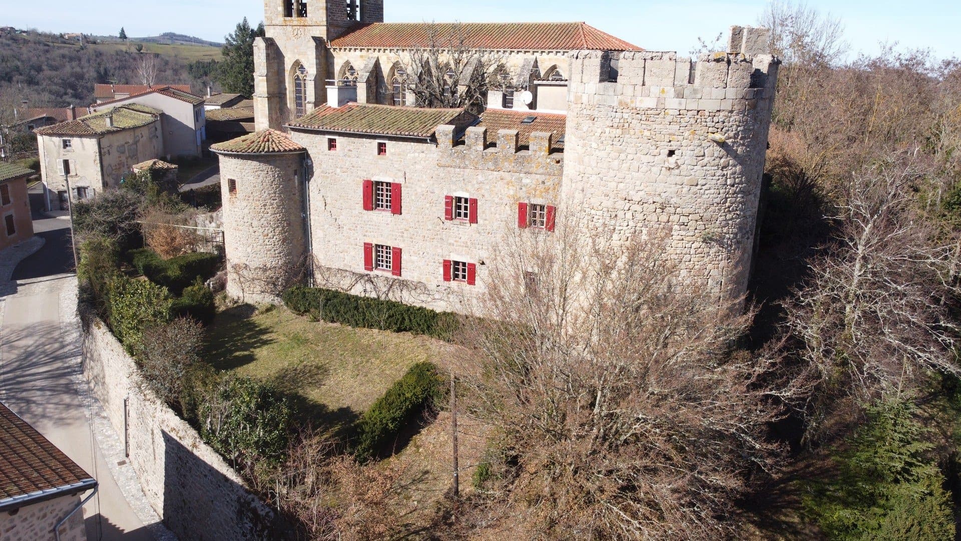 Historic Castle With Stunning Views And Renovated Interiors 2