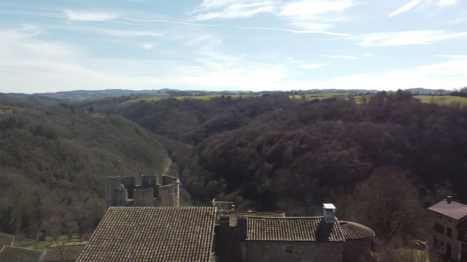 Historic Castle With Stunning Views And Renovated Interiors 4