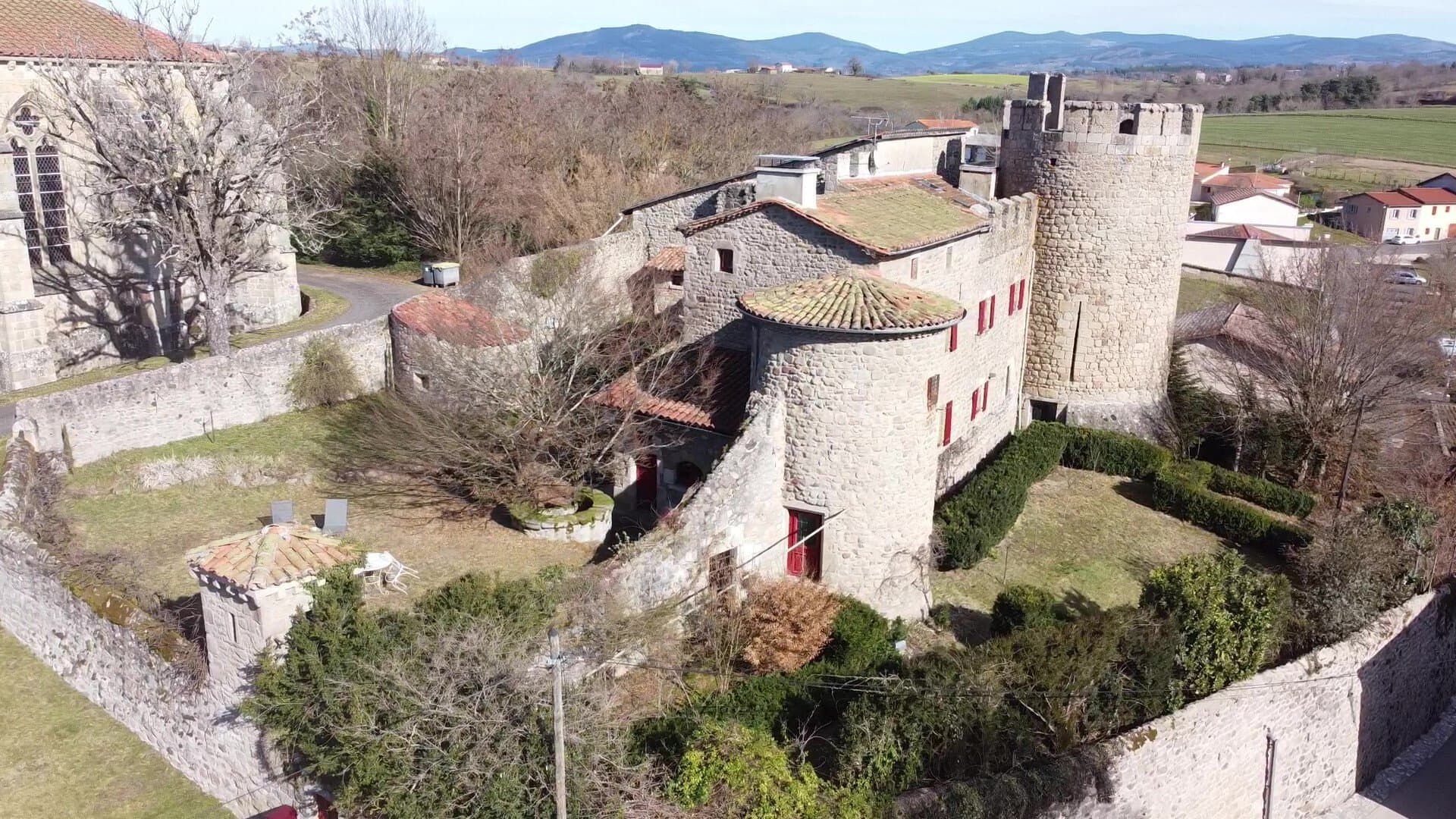 Historic Castle With Stunning Views And Renovated Interiors 3