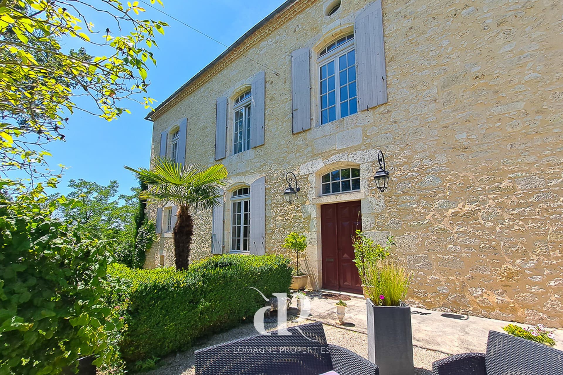 Charming Country Property With Swimming Pool And Expansive Grounds