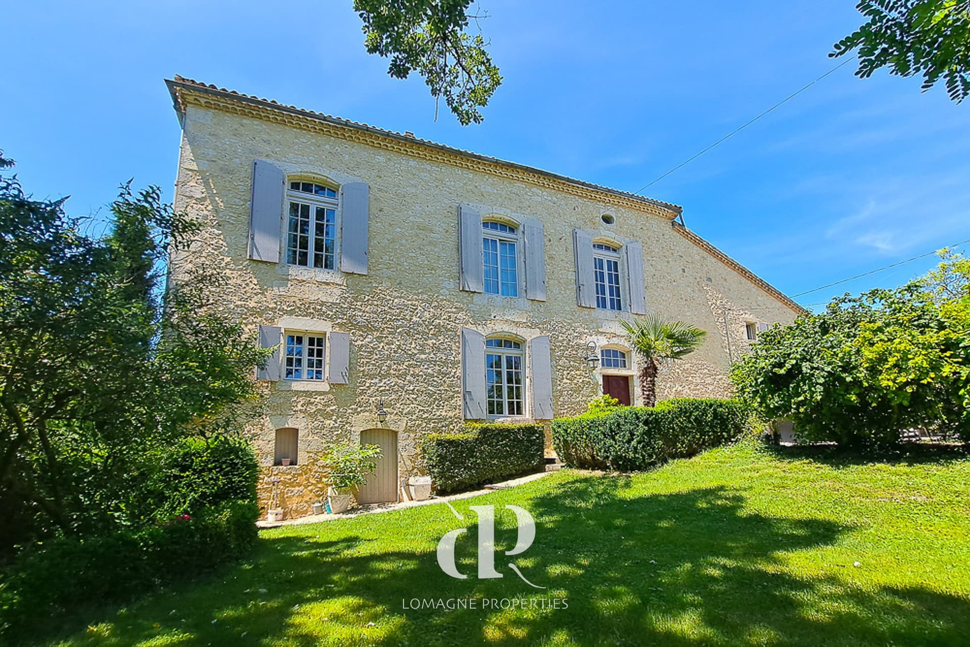 Charming Country Property With Swimming Pool And Expansive Grounds 2