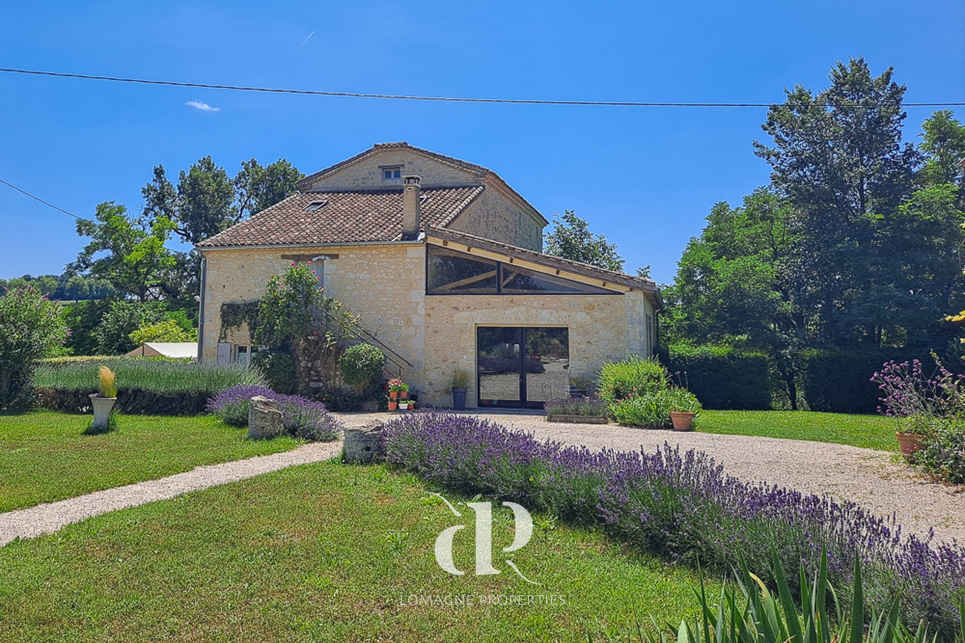 Charming Country Property With Swimming Pool And Expansive Grounds 3