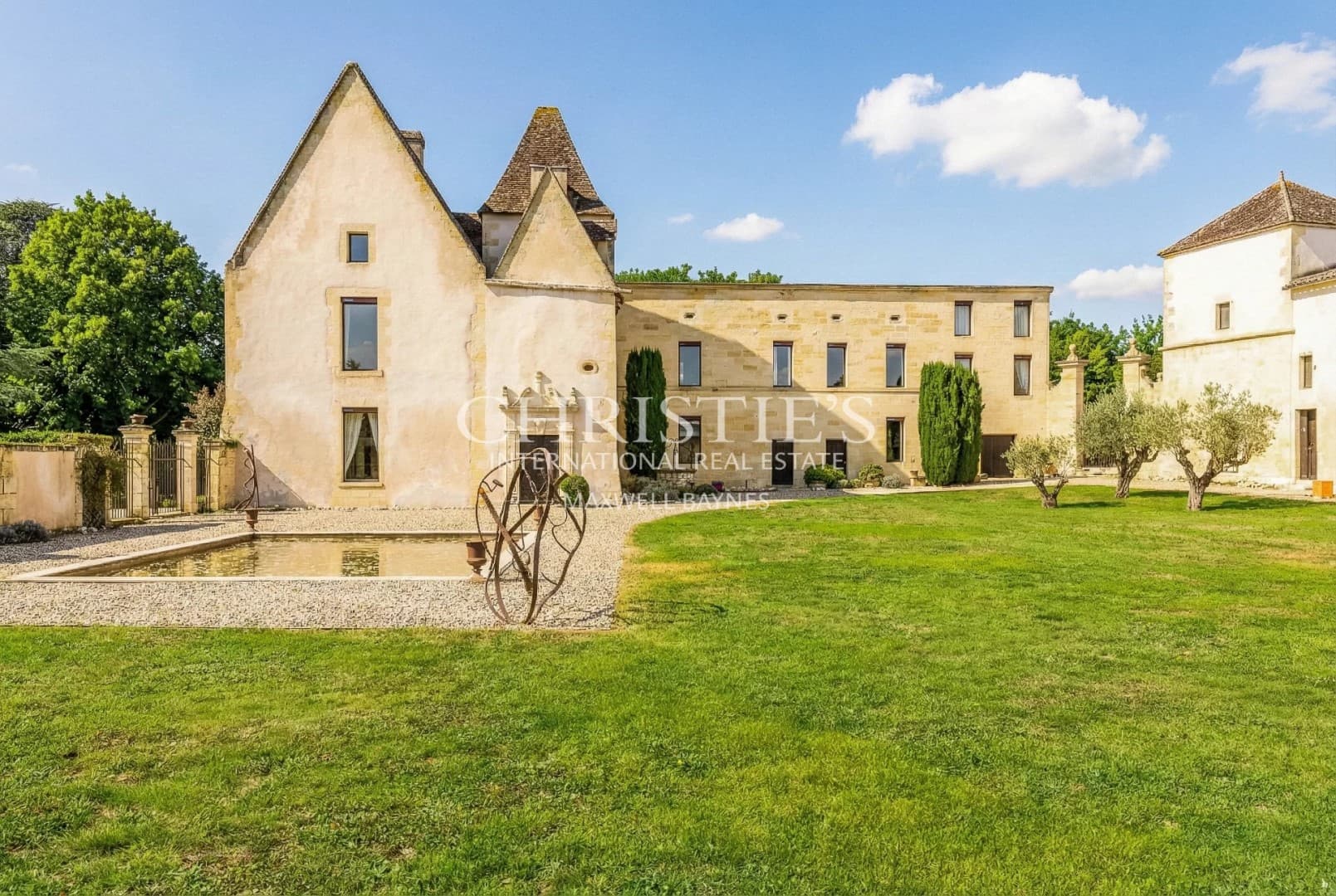 Elegant Château With 6 Bedrooms And Swimming Pool Near Bordeaux — Château for sale in Gironde, France