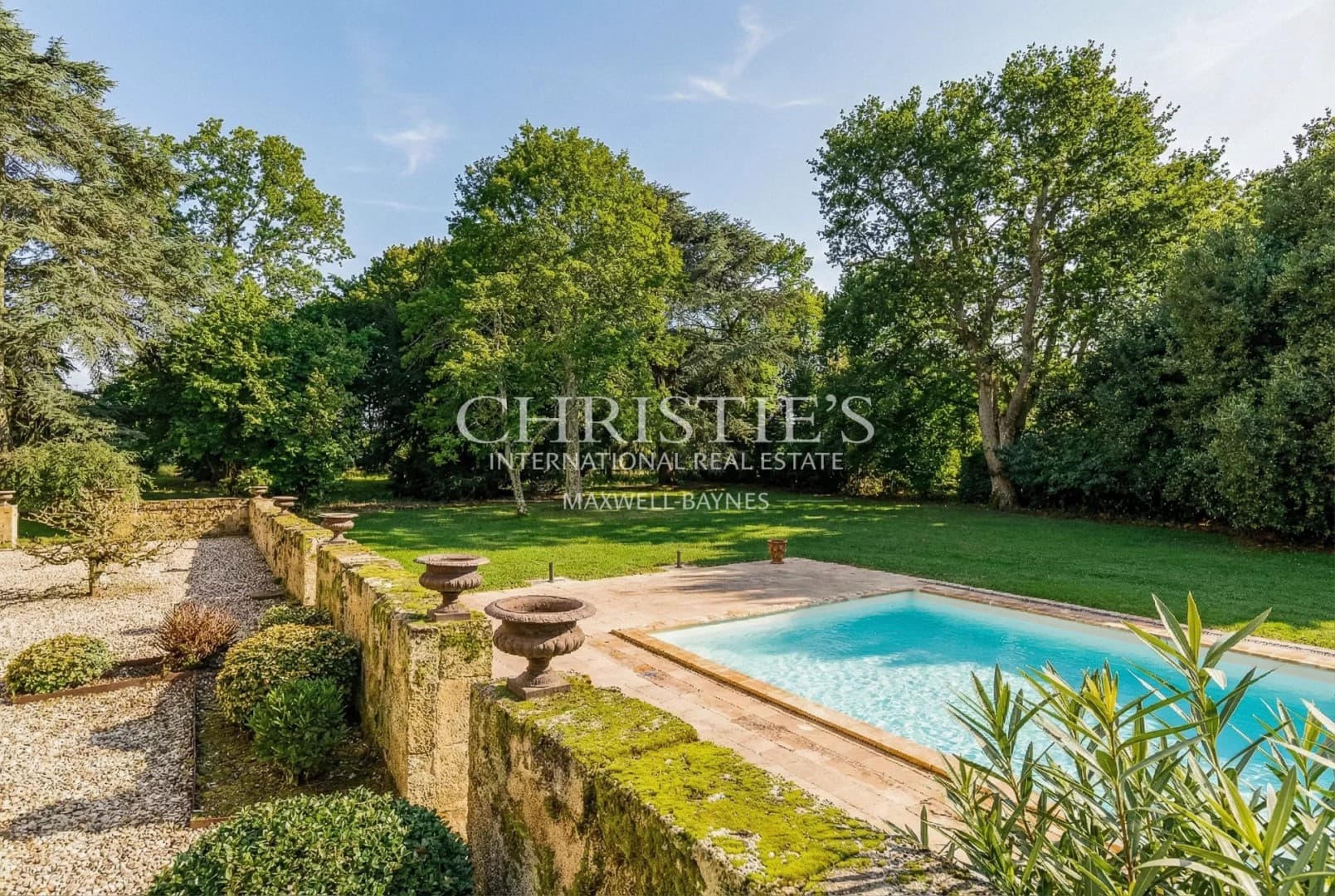Elegant Château With 6 Bedrooms And Swimming Pool Near Bordeaux 4