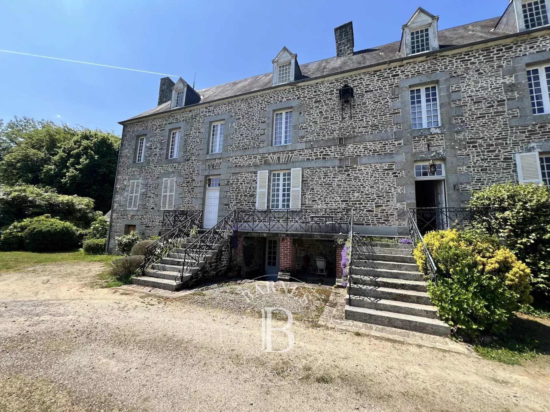 Elegant 18th Century Château With Park And Renovation Potential 2