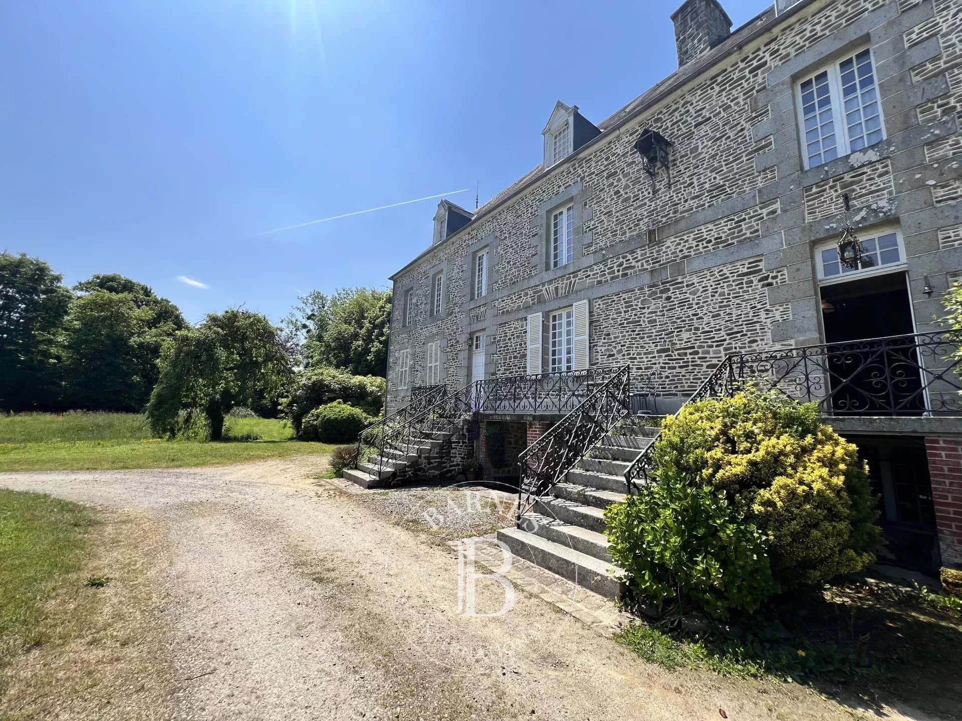Elegant 18th Century Château With Park And Renovation Potential 3