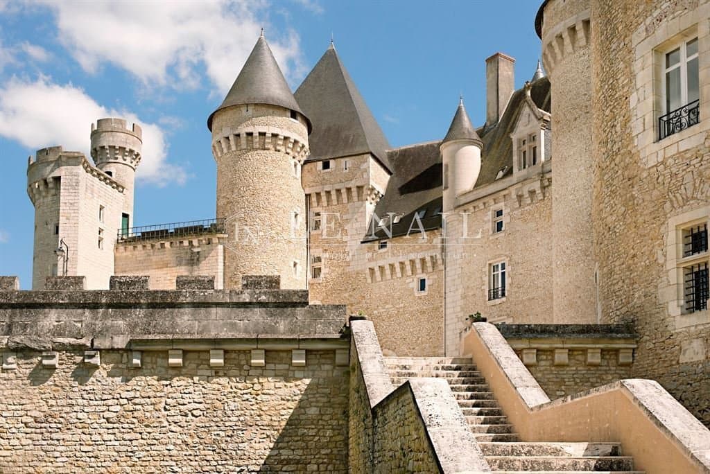 Remarkable 15th Century Castle With Extensive Grounds And 21 Bedrooms 3