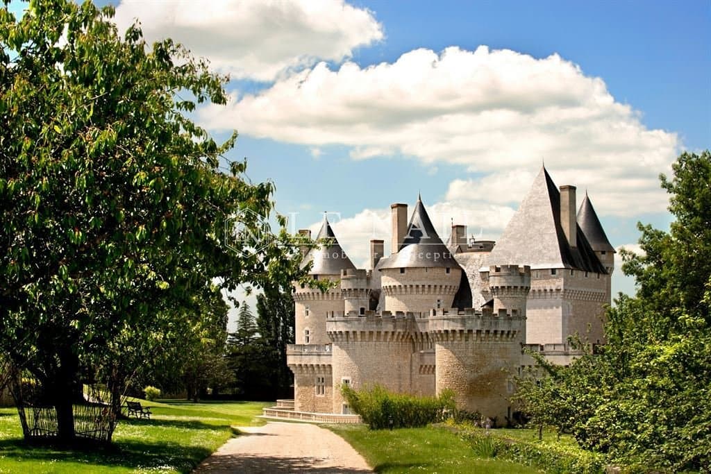 Remarkable 15th Century Castle With Extensive Grounds And 21 Bedrooms 2