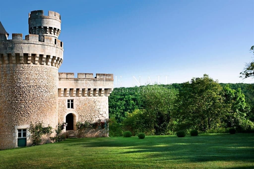 Remarkable 15th Century Castle With Extensive Grounds And 21 Bedrooms 4
