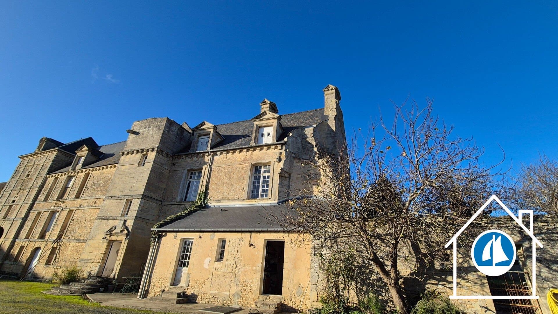 Historic Château With 4 Bedrooms And Expansive Grounds 3