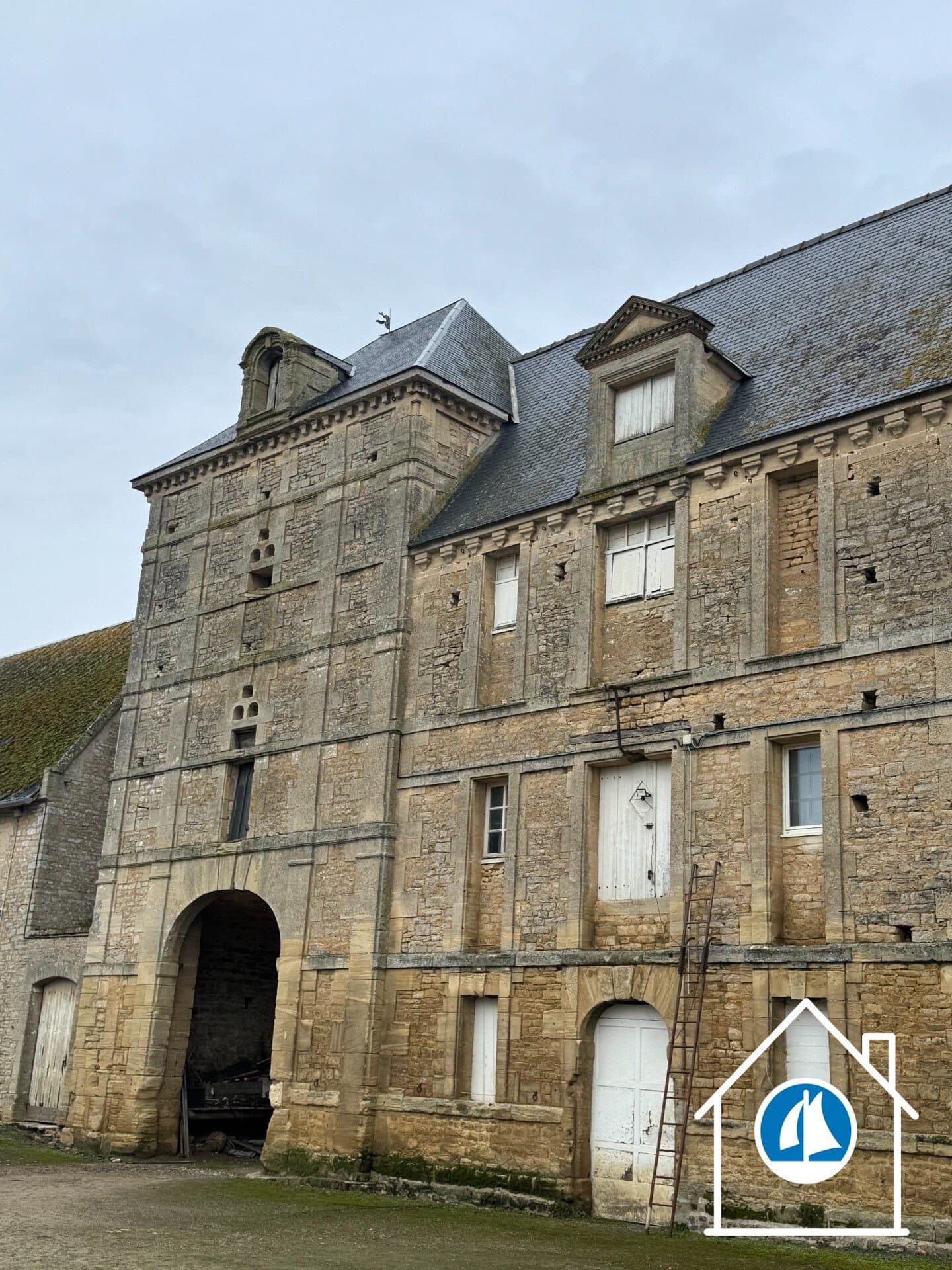 Historic Château With 4 Bedrooms And Expansive Grounds 4