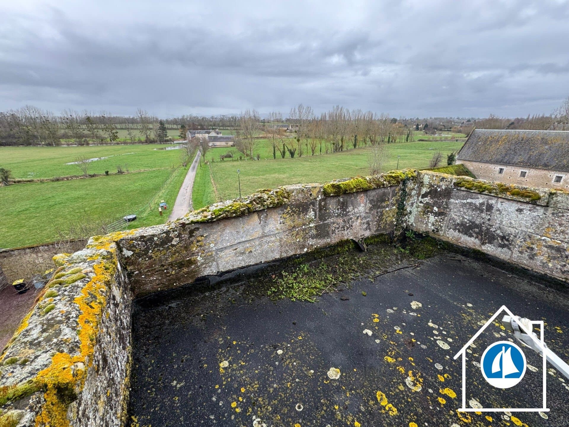 Historic Château With 4 Bedrooms And Expansive Grounds 5