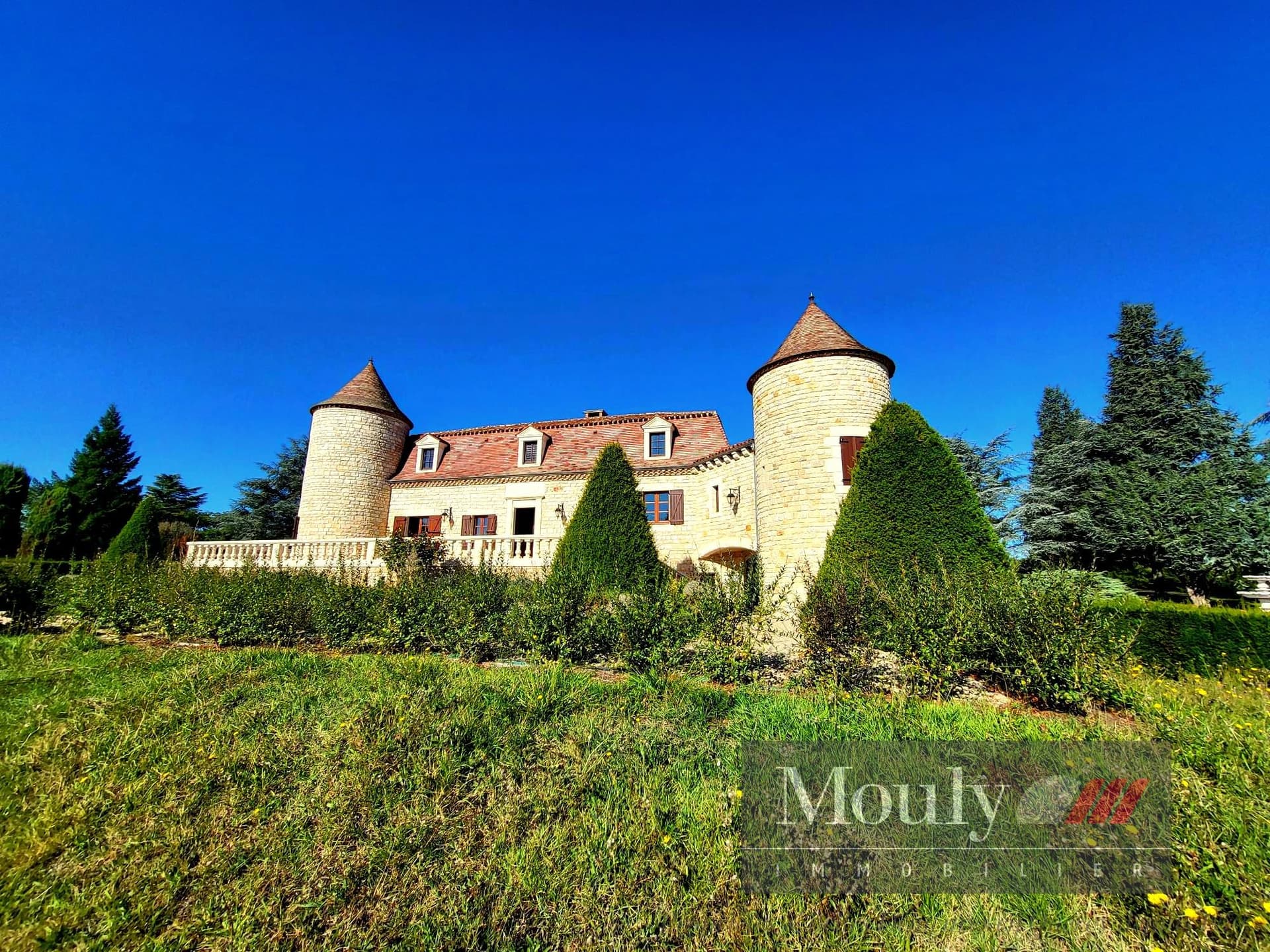 Idyllic Château With Guest House And Pool Set In 17 Hectares Of Landscaped Park — Château for sale in Quercy Blanc, France