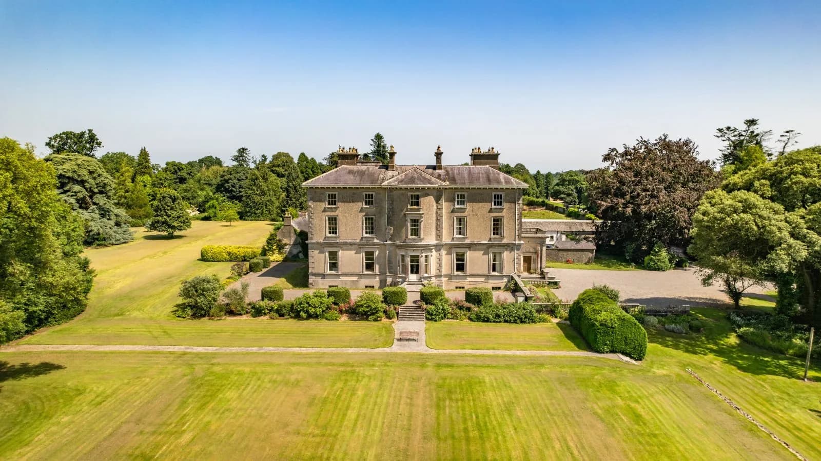 Exceptional Country Estate with Equestrian Facilities and 720 Acres 3