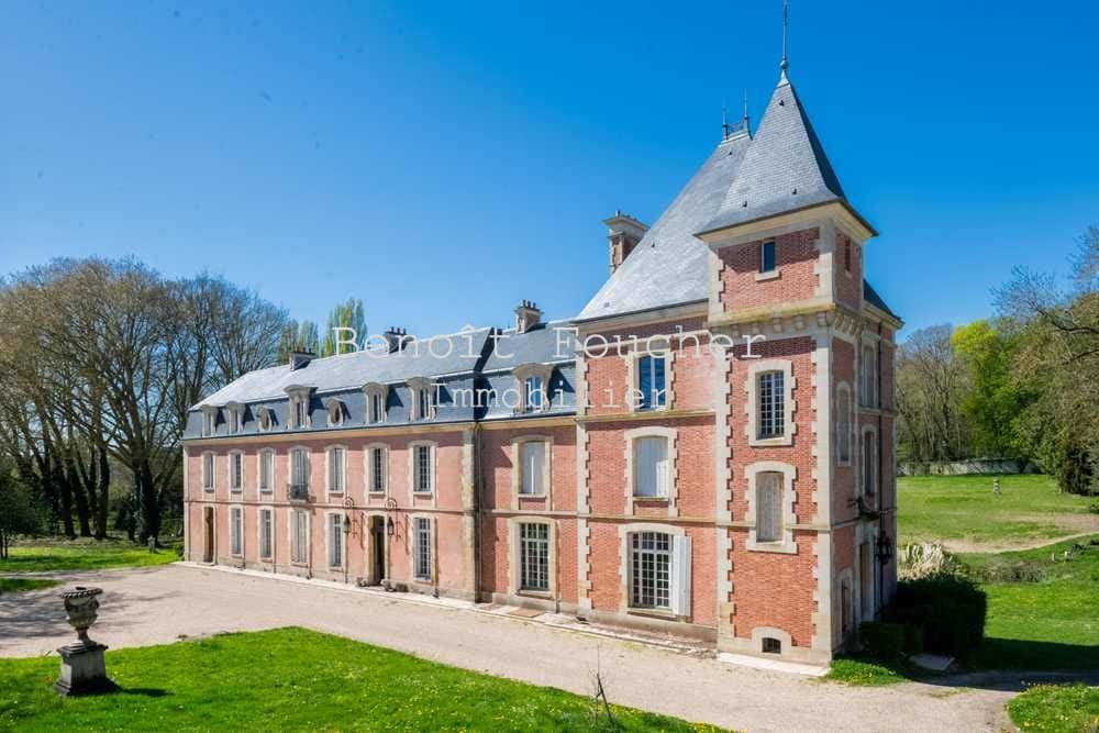 17th Century Château With Extensive Outbuildings Near Paris 2