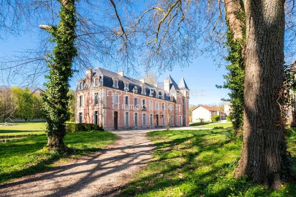 17th Century Château With Extensive Outbuildings Near Paris 4