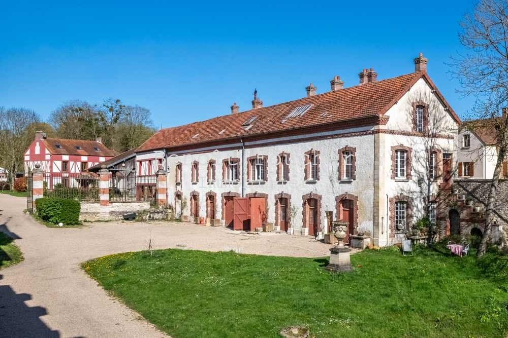 17th Century Château With Extensive Outbuildings Near Paris 5