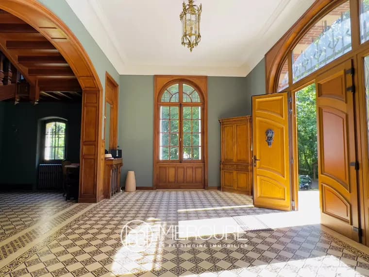 Renovated Château With 13 Bedrooms And 14,700m² Park 4