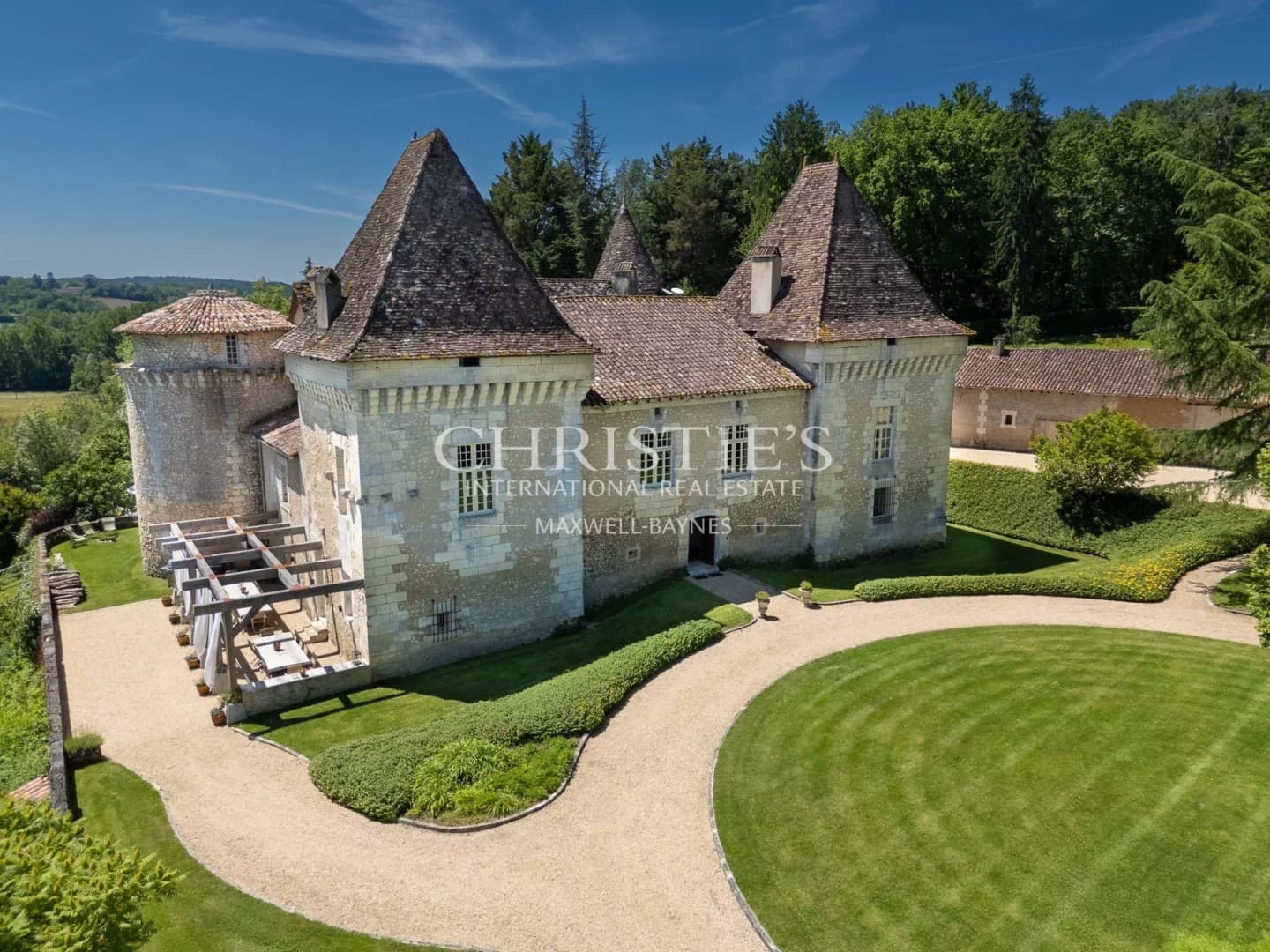Magnificent Château With Extensive Grounds And Exceptional Renovations 2