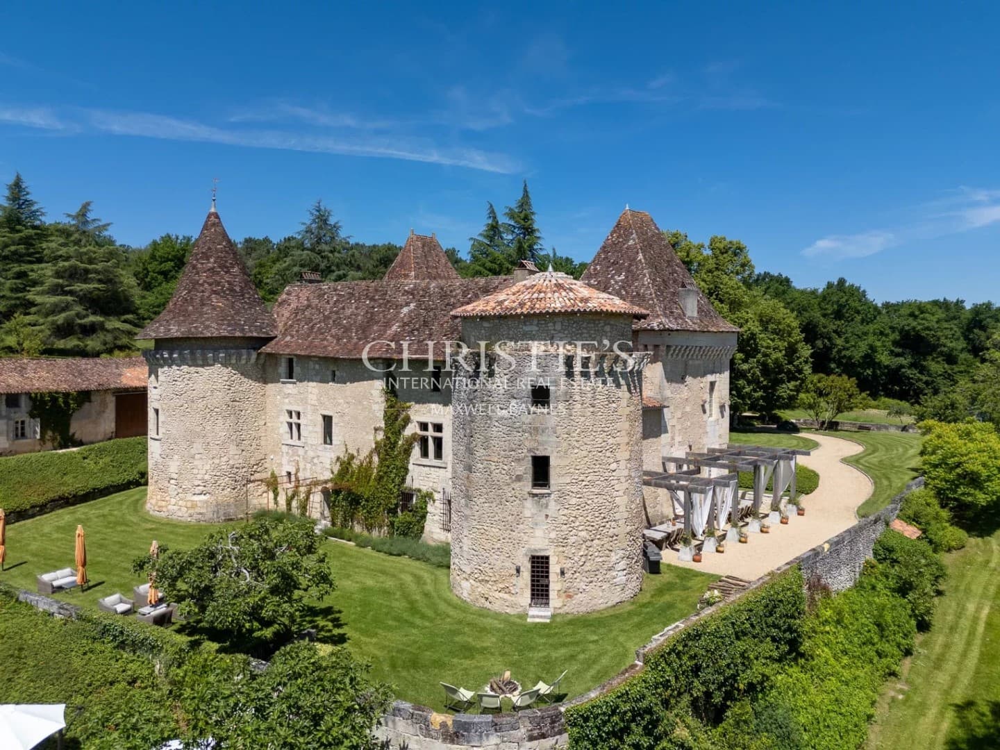 Magnificent Château With Extensive Grounds And Exceptional Renovations 3