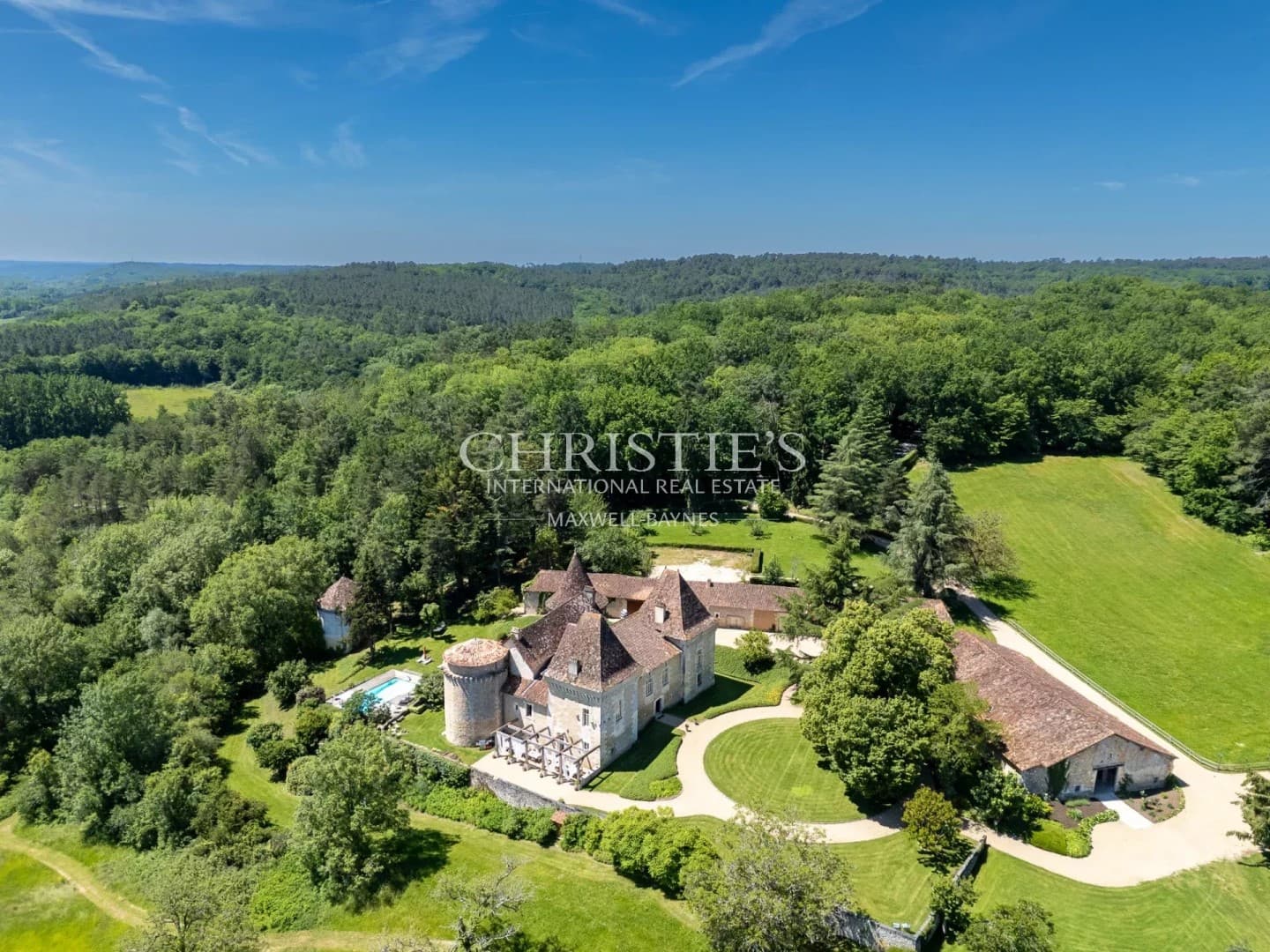 Magnificent Château With Extensive Grounds And Exceptional Renovations 4