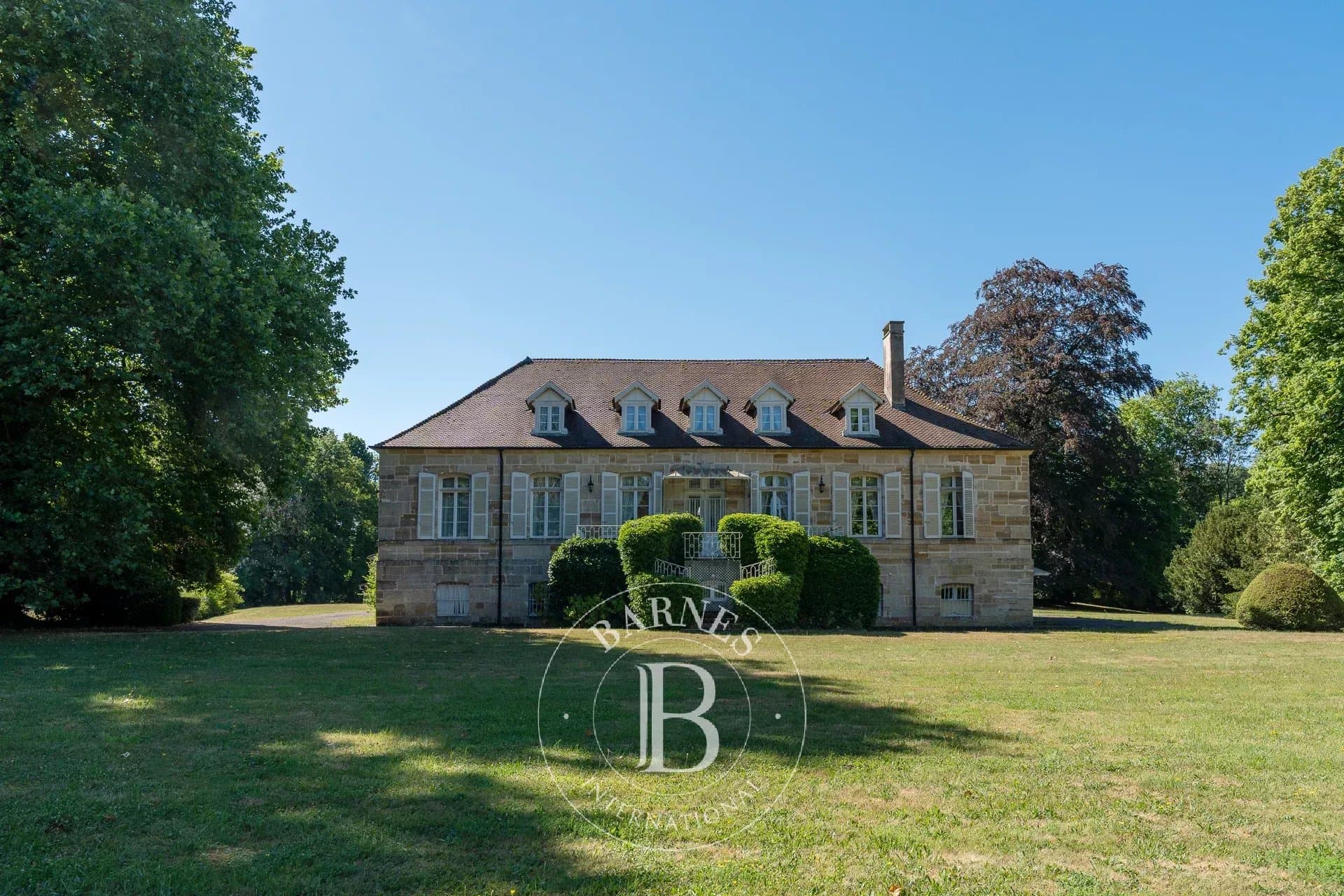 Elegant 18th Century Château With Indoor Pool And Tennis Court 2