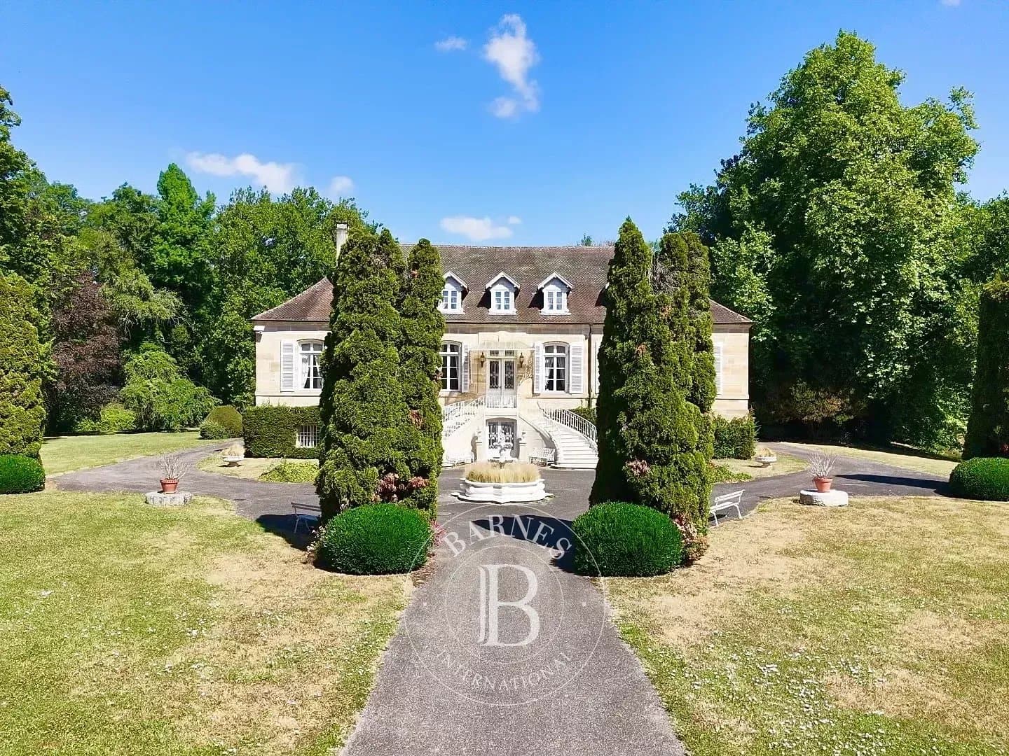 Elegant 18th Century Château With Indoor Pool And Tennis Court 3