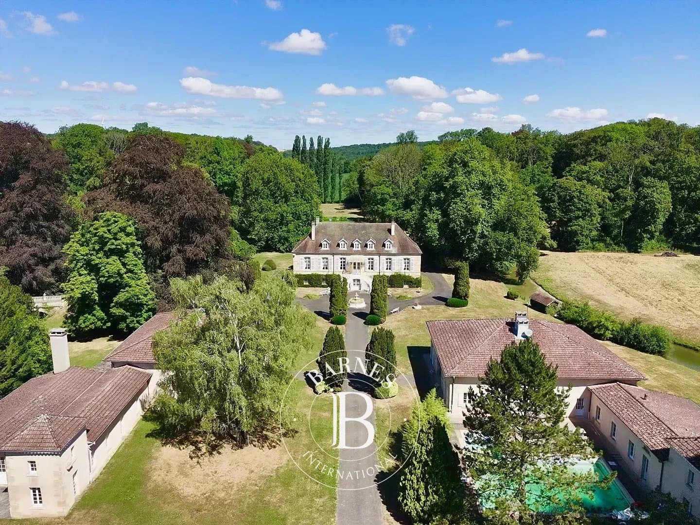Elegant 18th Century Château With Indoor Pool And Tennis Court 4