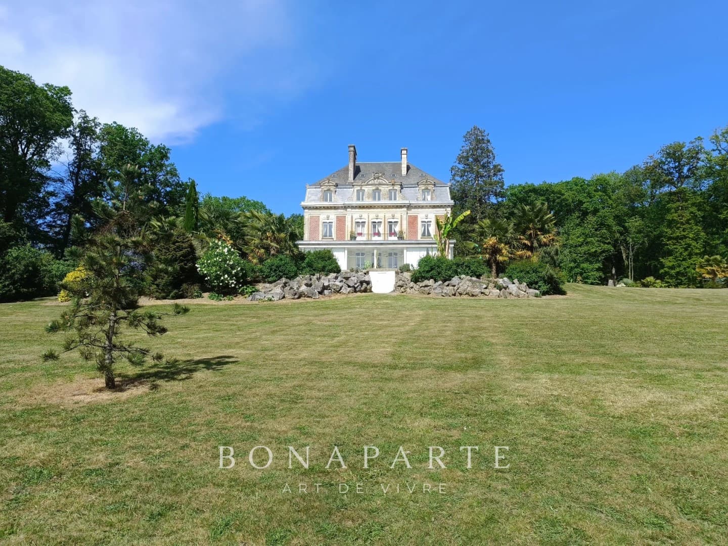 Elegant Castle with 10 Bedrooms and Outdoor Swimming Pool 2