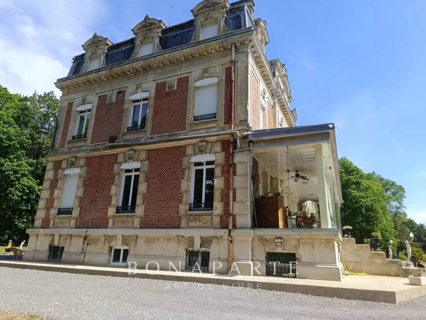 Elegant Castle with 10 Bedrooms and Outdoor Swimming Pool 3