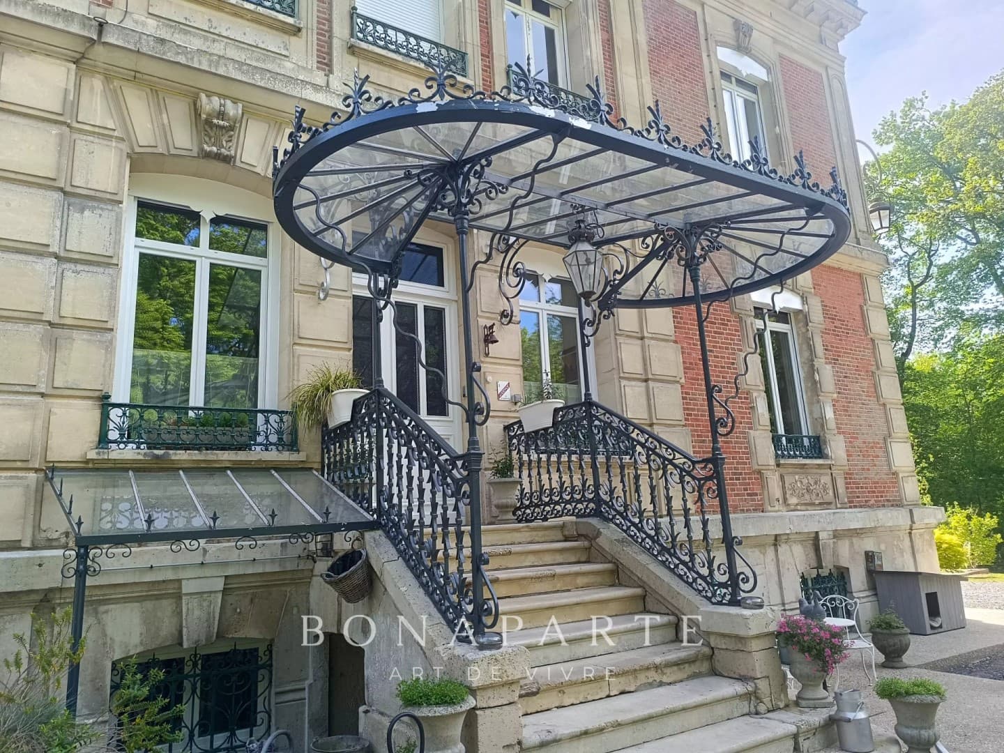 Elegant Castle with 10 Bedrooms and Outdoor Swimming Pool 4