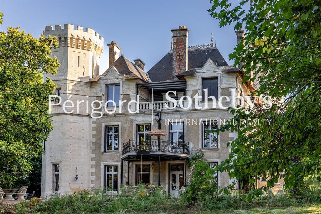 Renovated 17th Century Château With 13 Bedrooms And Swimming Pool