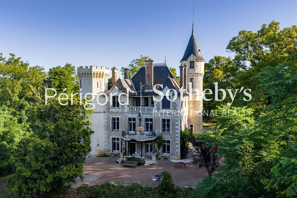 Renovated 17th Century Château With 13 Bedrooms And Swimming Pool 2