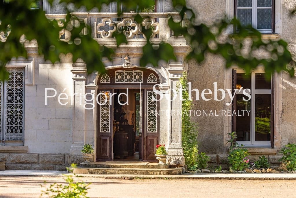 Renovated 17th Century Château With 13 Bedrooms And Swimming Pool 3