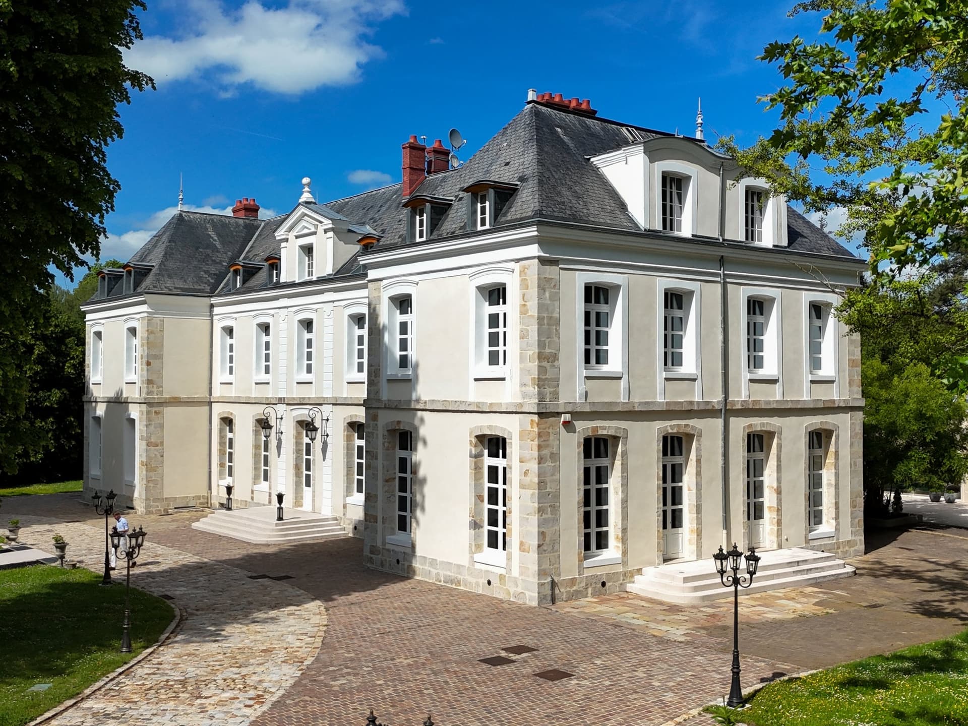 Elegant 18th Century Château With Pool And 2 Hectares Near Provins — Château for sale in France