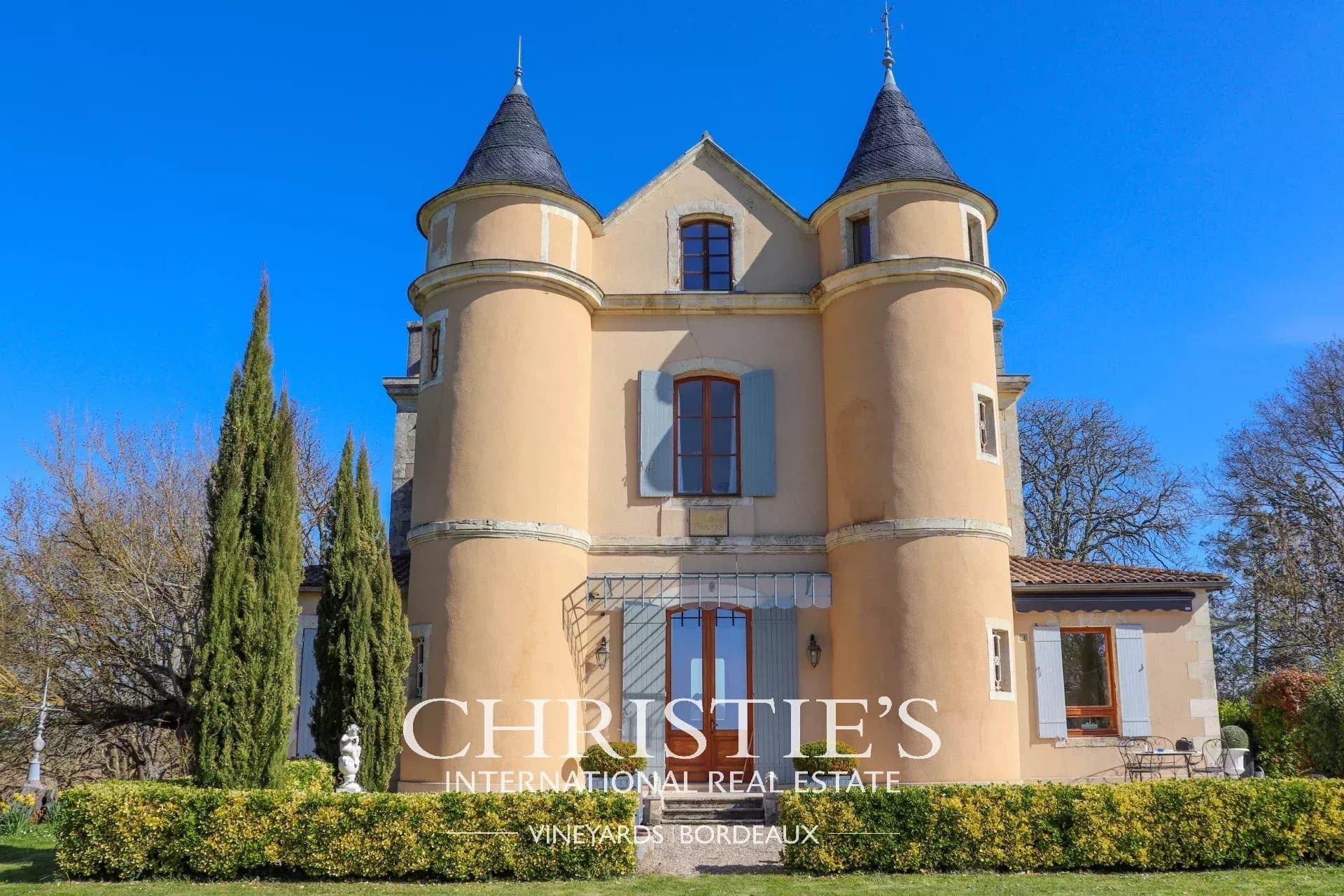 Château With Heated Swimming Pool And Formal Gardens 2